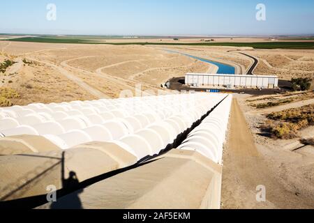 Una stazione di pompaggio al California aquaduct che porta acqua dal snowmelt nelle montagne della Sierra Nevada, a terreno coltivato nella valle centrale. Followi Foto Stock