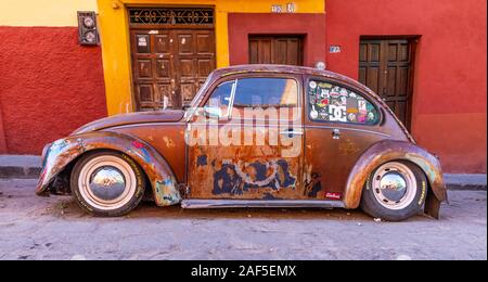 San Miguel De Allende, Guanajuato, Messico - 25 Nov 2019: Vecchia e colorati di Volkswagen, parcheggiare nelle strade della città Foto Stock