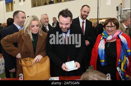 Il leader della SDLP Colum Eastwood e sua moglie Rachel arrivano alla Meadowbank SPORTS Arena di Magherafelt Co Londonderry mentre il conteggio inizia le elezioni di Westminster. Foto Stock