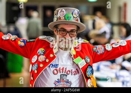 Esher, Londra, Regno Unito. Xiii Dec, 2019. Il barone Badger del funzionario Monster Raving Loony Party - Conteggio e il risultato alla Esher e Walton circoscrizione nel 2019 elezione generale. Dove Dominic Raab è il conservatore incombente MP ed è inseguito da Monica Harding per la Lib Dems ha. Credito: Guy Bell/Alamy Live News Foto Stock