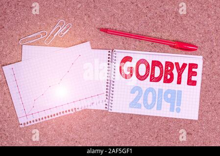 La scrittura della nota mostra Godbye 2019. Il concetto di business per esprimere auspici quando il troncaggio o alla fine dello scorso anno escursioni notebook ufficio carta paperboa Foto Stock