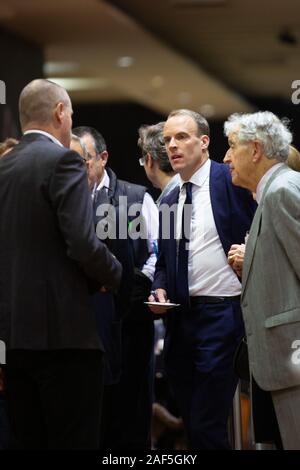 Partito conservatore di Dominic candidato Raab orologi il conteggio per la circoscrizione di Esher e Walton a Sandown Park Racecourse in Surrey come il conteggio è in corso per il 2019 elezione generale. Foto Stock