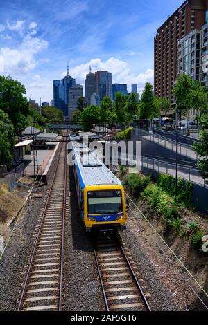 Treni passeggeri voce fuori della città di Melbourne a Eltham. Foto Stock