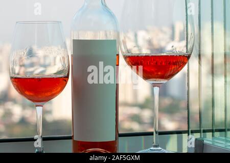 Rinfrescante rosa rosa vino in un bicchiere. Foto Stock