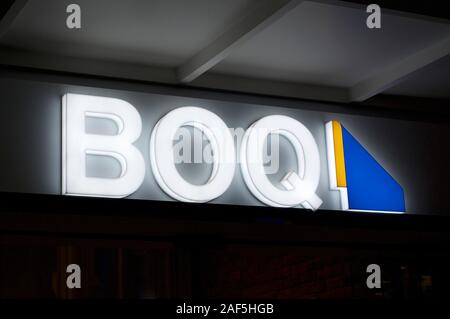 Brisbane, Queensland, Australia - 11 Dicembre 2019 : Vista del BOQ (Banca del Queensland) logo della banca appeso nella parte anteriore dell'edificio esterno su Que Foto Stock