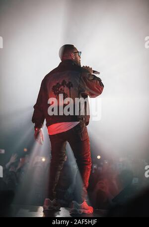 Napoli, Italia. 12 Dic, 2019. L'italiano famoso cantautore Coez (Silvano Albanese) suona dal vivo sul palco durante il tour 2019 "E' sempre bello al Palapartenope a Napoli. Credito: SOPA Immagini limitata/Alamy Live News Foto Stock