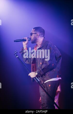 Napoli, Italia. 12 Dic, 2019. L'italiano famoso cantautore Coez (Silvano Albanese) suona dal vivo sul palco durante il tour 2019 "E' sempre bello al Palapartenope a Napoli. Credito: SOPA Immagini limitata/Alamy Live News Foto Stock