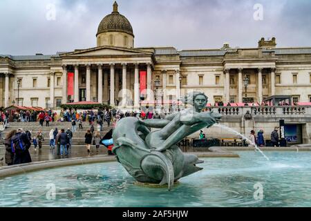Fontana al di fuori, National Gallery di Londra, Inghilterra, Regno Unito Foto Stock