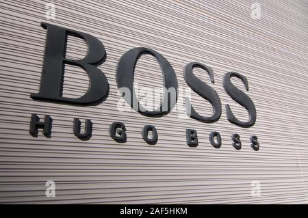 Brisbane, Queensland, Australia - 19 Novembre 2019 : Vista di Hugo Boss logo appeso di fronte all'ingresso del negozio nella città di Brisbane, Australia Foto Stock