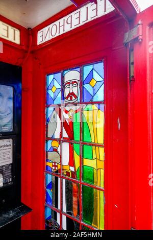 Il vecchio stile red cabina telefonica, box, chiosco con vetrata, London, England, Regno Unito Foto Stock