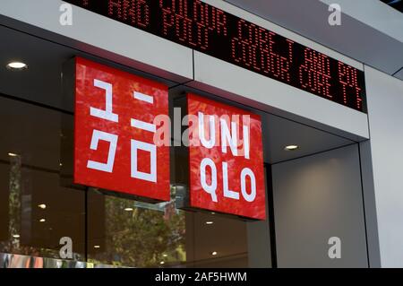 Brisbane, Queensland, Australia - 19 Novembre 2019 : vista di un Logo Uniqlo appeso a una parete di vetro presso il negozio ingresso in Queenstreet Mall in Bris Foto Stock