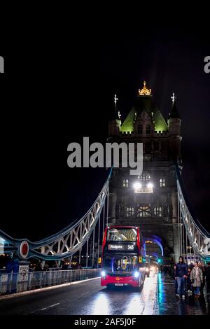 Il Tower Bridge, notte, Londra, Inghilterra, Regno Unito Foto Stock