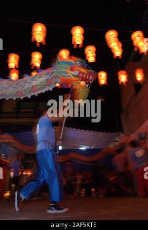 Dragon puppet ballerini in Cinese Capodanno. Foto Stock