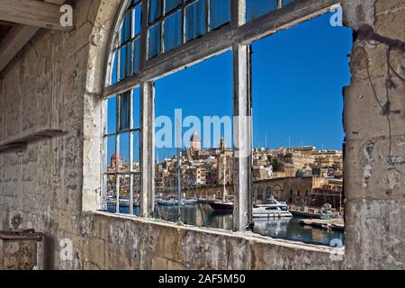 La vista di Vittoriosa a Malta come visto attraverso una delle finestre del Dock 1 edifici di Senglea Foto Stock