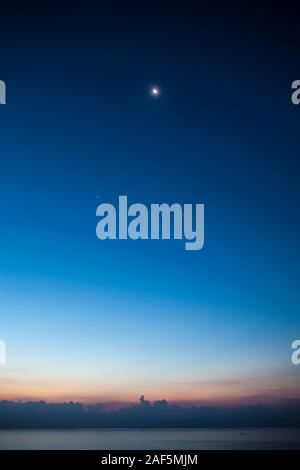 Bella twilight sky appena prima del tramonto sul mare mediterraneo a Malta Foto Stock