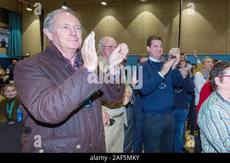 Stroud, Regno Unito. 13 Dic, 2019. Partito conservatore di allietare i sostenitori come Siobhan Baillie viene annunciato come il vincitore della sede a Stroud. Credito: Carl Hewlett/Alamy Live News. Foto Stock