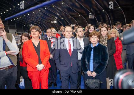 Belfast, Regno Unito. 13th dicembre 2019. DUP'Arlene Foster, Nigel Dodds Diane Dodds guardando stoic, dopo che il signor Doods ha perso la sua sede parlamentare di Belfast del Nord a John Funucan di Sinn Fein al Titanic Exhibition Centre Belfast, 13/12/2019 Elezioni del Regno Unito: Credit: Bonzo/Alamy Live News Foto Stock