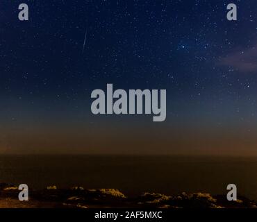 Una meteora striature il cielo a Malta durante il 2013 Perseid docce Foto Stock