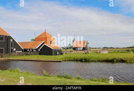 Vista delle tradizionali case agricole olandesi lungo un canale in primavera a Zaanse Schans, Zaandam, Paesi Bassi Foto Stock