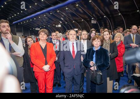 Belfast, Regno Unito. 13th dicembre 2019. DUP'Arlene Foster, Nigel Dodds Diane Dodds guardando stoic, dopo che il signor Doods ha perso la sua sede parlamentare di Belfast del Nord a John Funucan di Sinn Fein al Titanic Exhibition Centre Belfast, 13/12/2019 Elezioni del Regno Unito: Credit: Bonzo/Alamy Live News Foto Stock