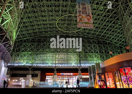 City Scape intorno alla rampa di Kanazawa stazione di JR West Foto Stock