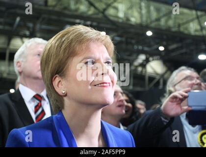 SEC Glasgow Scozia, elezioni generali 12 dicembre 2019. Nicola lo storione arriva al conteggio di Glasgow e celebra una stringa di vittorie in tutta la città. Alan credito Oliver / Alamy Live News Foto Stock