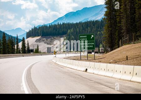 Due lingue francese e inglese informazioni segnaletica stradale, sull'autostrada canadese, pausa di controllare il segno verde, Ontario, Canada Foto Stock