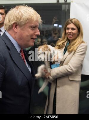 Il primo ministro Boris Johnson con il partner Carrie Symonds e cane Dilyn al conte di Uxbridge & Ruislip Sud circoscrizione nel 2019 elezione generale. Foto Stock