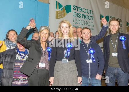 Stroud, Regno Unito. 13 Dic, 2019. Siobhan Baillie celebra con i suoi sostenitori dopo che è stato annunciato come il conservatore MP per Stroud circoscrizione. Credito: Carl Hewlett/Alamy Live News. Foto Stock