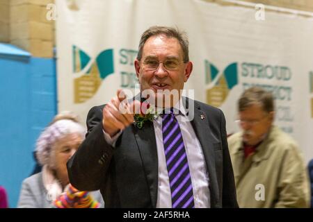 Stroud, Regno Unito. 13 Dic, 2019. Il candidato del lavoro David Drew è seguita dai suoi sostenitori come egli lascia il conteggio a Stroud dopo aver perso il suo sedile per i conservatori. Credito: Carl Hewlett/Alamy Live News. Foto Stock