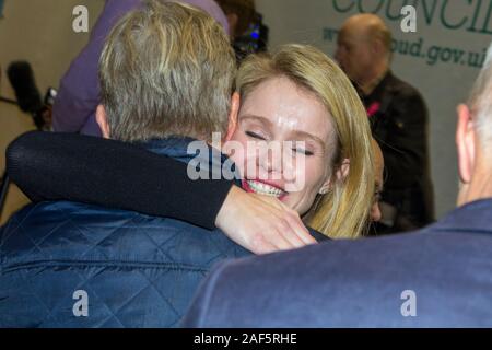 Stroud, Regno Unito. 13 Dic, 2019. Siobhan Baillie celebra con i suoi sostenitori dopo che è stato annunciato come il conservatore MP per Stroud circoscrizione. Credito: Carl Hewlett/Alamy Live News. Foto Stock