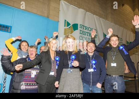 Stroud, Regno Unito. 13 Dic, 2019. Siobhan Baillie celebra con i suoi sostenitori dopo che è stato annunciato come il conservatore MP per Stroud circoscrizione. Credito: Carl Hewlett/Alamy Live News. Foto Stock