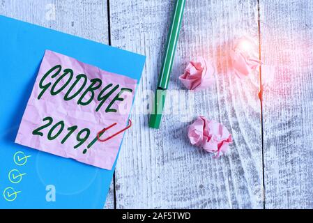 Segno di testo mostra Godbye 2019. Business photo text express buoni auspici quando il troncaggio o alla fine dello scorso anno Ruga la carta e il cartone plus statio Foto Stock