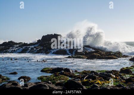 Onde che si infrangono sulla roccia frastagliate coste dell'oceano Foto Stock