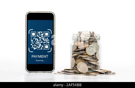 Codice QR pagamento di scansione. Mobile smart phone di scansione del codice QR per il pagamento Foto Stock