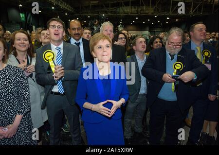 Glasgow, Regno Unito. Xiii Dec, 2019. Nella foto: (in blu) Nicola Storione MSP - Primo ministro di Scozia e il Leader del Partito nazionale scozzese (SNP). Scene di conteggio dei voti presso lo Scottish Exhibition and Conference Centre (SECC). I poli sono ormai chiuse a 10pm e il conteggio dei voti è ora in corso di realizzazione per il parlamentare del Regno Unito in generale elezione 2019. Questa è la prima volta in quasi cento anni che un elezione generale ha avuto luogo in dicembre. Credito: Colin Fisher/Alamy Live News Foto Stock