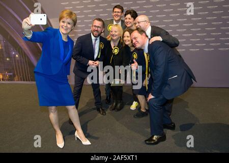 Glasgow, Regno Unito. Xiii Dec, 2019. Nella foto: (in blu) Nicola Storione MSP - Primo ministro di Scozia e il Leader del Partito nazionale scozzese (SNP); in piedi lungo con hre candidati vincente. Scene di conteggio dei voti presso lo Scottish Exhibition and Conference Centre (SECC). I poli sono ormai chiuse a 10pm e il conteggio dei voti è ora in corso di realizzazione per il parlamentare del Regno Unito in generale elezione 2019. Questa è la prima volta in quasi cento anni che un elezione generale ha avuto luogo in dicembre. Credito: Colin Fisher/Alamy Live News Foto Stock