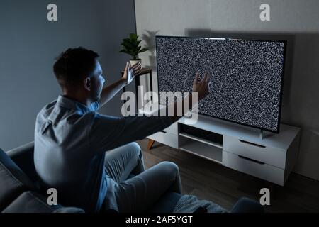 L'uomo guarda la partita di calcio in televisione a casa Foto Stock