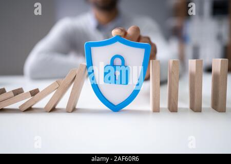 Close-up di una mano di un uomo con la protezione di sicurezza arresto Icona Domino cada Foto Stock