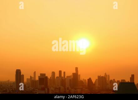 Il luminoso il sorgere del sole sopra la città con spazio di copia Foto Stock