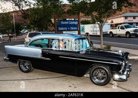 Un edificio restaurato del magazzino 1955 Chevy Bel Air 2 berlina porta crociera in Moab aprile azione Car Show in Moab Utah. Foto Stock