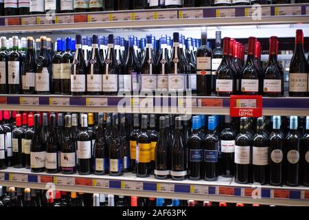 Tyumen, Russia - 20 Novembre 2019: vino, la vendita di bevande alcoliche, sugli scaffali degli ipermercati metro cash and carry. Foto Stock