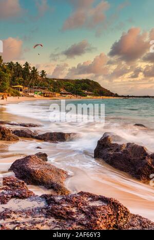 Tramonto a Anjuna beach in Goa, India Foto Stock