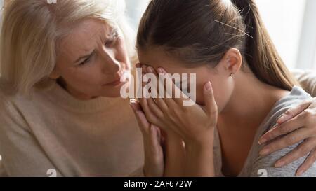 Amare di età mom comfort cresciuto figlia premuto Foto Stock