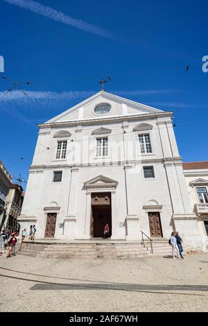 Vista della facciata principale della chiesa cattolica romana Igreja de Sao Roque (chiesa di Saint Roch) a Lisbona, Portogallo. Foto Stock