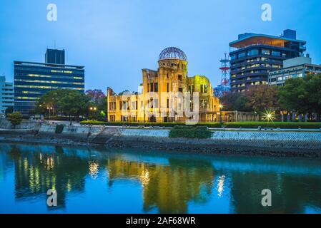 Cupola di Genbaku di Pace di Hiroshima commemorativo di notte Foto Stock