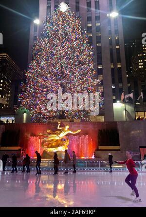 New York, Stati Uniti d'America. Decimo Dec, 2019. La pista di pattinaggio al Rockefeller Center specchi colorate luci del famoso albero di Natale come skaters scivolano lungo il ghiaccio. (Zu dpa: "Una volta in New York - tempo di Natale nel set del film") Credito: Benno Schwinghammer/dpa/Alamy Live News Foto Stock