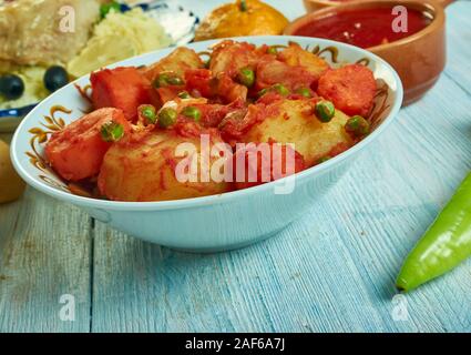 Marqa batata, stufato di patate, cucina tunisina, Tradizionale assortimento di piatti africani, vista dall'alto. Foto Stock
