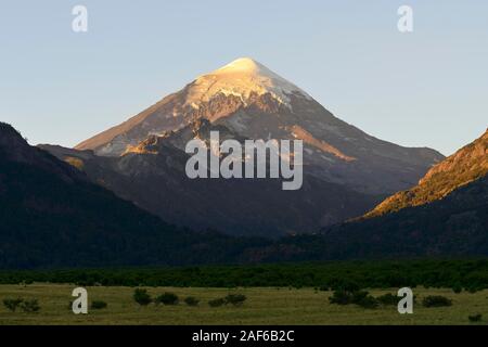 Sole di sera sul vulcano Lanin, Lanin National Park, Neuquen Provincia, Argentina Foto Stock