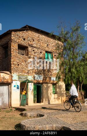 Etiopia, Tigray, Axum (Aksum), stele Park Guida Turistica office, l uomo si avvicina in bicicletta Foto Stock